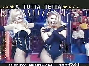 WENDY WINDHAM. OOPS TETTE, CULO IN ITALIAN TV SHOW