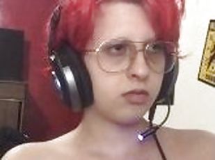 Gamer trans joga e brinca com seus seios