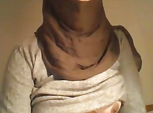ARAB WIFE SHOWS HER SHAVEN PUSSY--AMATEUR HOMEMADE