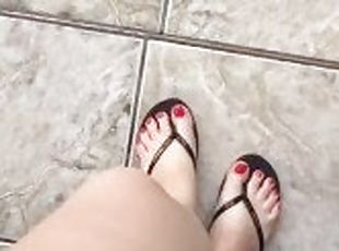 ticifeet @tici_feet IG walking and showing my feet havaianas & red toenails
