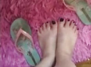 @tici_feet IG tici_feet tici feet my feet in pink ground, black toenails