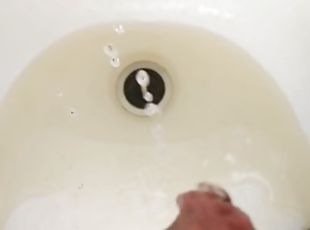 Making a piss puddle in the bath tub in slow motion