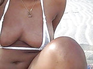 Lankan actress in beach