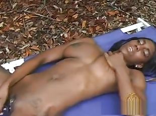 black tiener neukt met een dildo in het bos