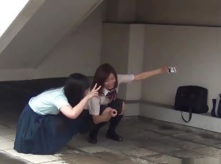 Japanese teenage skanks peeing