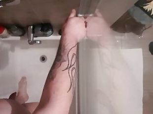 Masturbation sous la douche