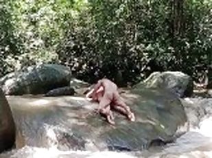 Follando en la piedra del rio