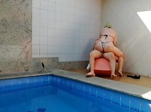 Minha cunhada pensou que estivesse sozinha em casa então flagrei ela se masturbando na piscina