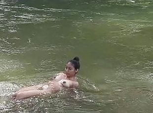 BAÑANDOME DESNUDITA AL AIRE LIBRE