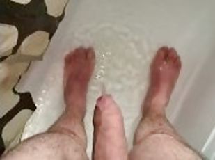 Ragazzo Italiano piscia nella doccia
