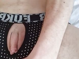 Ftm en jockstrap exhib sa chatte