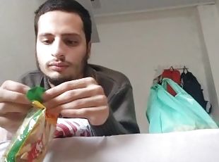 Garoto comendo pastelina ( qnto mais peso melhor