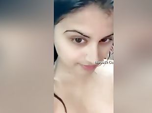 Today Exclusive-sexy Indian Girl Shows Her Boobs