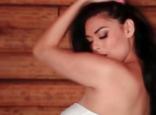 Tera Patrick teases voluptuous body in sexy dress