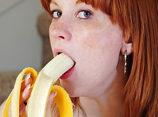 Pussy-to-mouth fuck with a banana