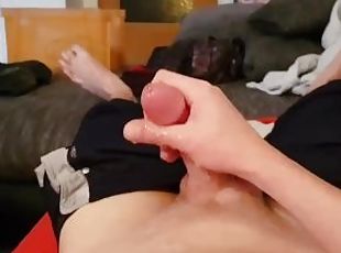 Multiple Orgasmen und Cumshots während dem chillen im Wohnzimmer