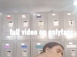 Juicy booty black girl twerks in lockeroom in secret