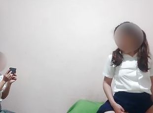  A la jovencita colegiala le gusta grabar a su padrastro culeando a su amiga de la escuela