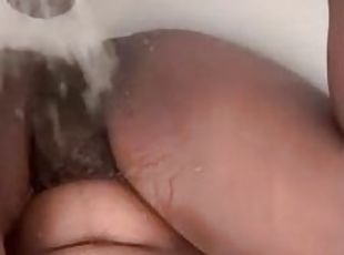 Amateurs 1st bathtub masterbation / faucet fuck