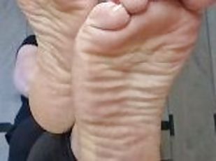 Delicious wrinkled soles who are a little bit dirty ready for a clean up.????????