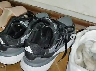 Oler los zapatos sucios y apestosos de mi esposa, paja al final